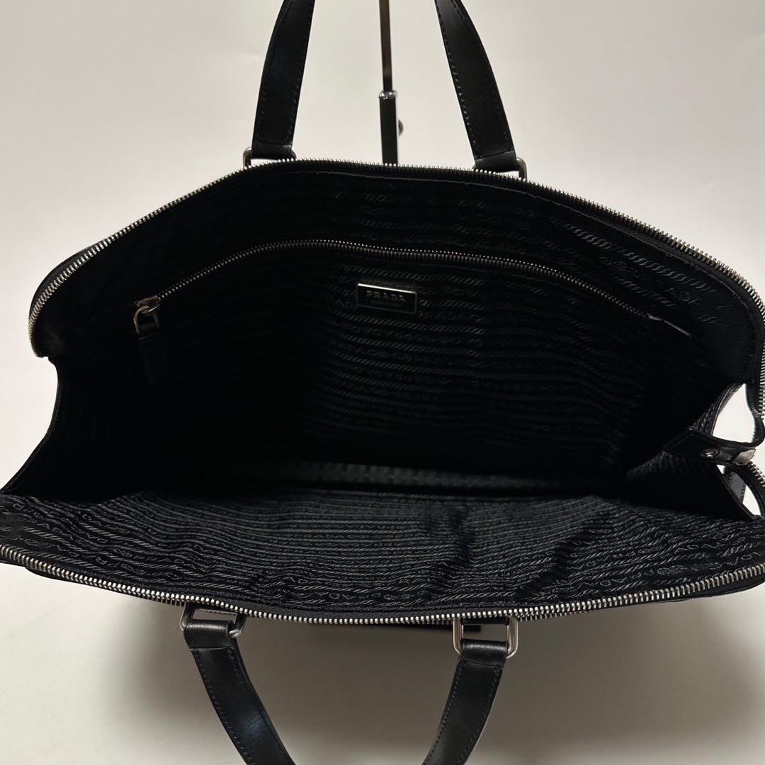 r86【美品】プラダ　三角ロゴ　サフィアーノレザー　ブラック　ビジネスバッグ.