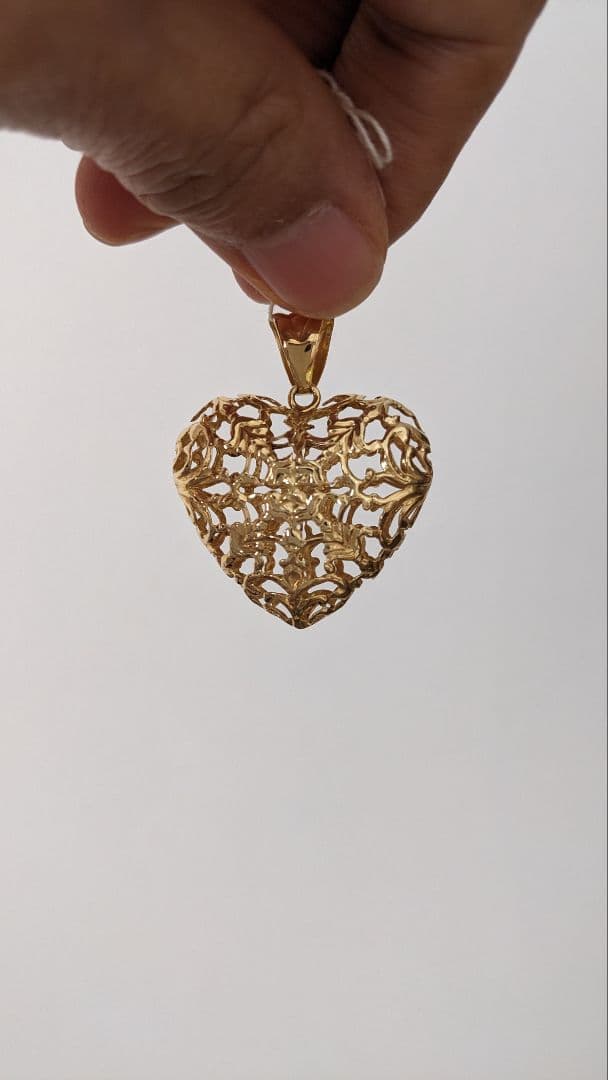 ハート型の透かしのデザイン　　　ペンダントトップ18金イエローゴールド
