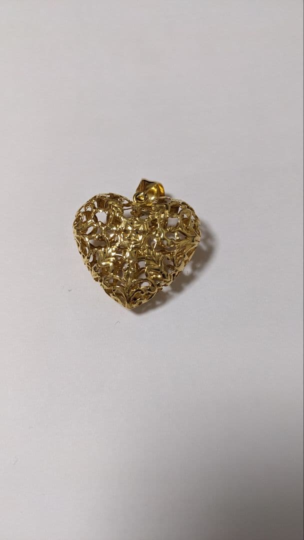 ハート型の透かしのデザイン　　　ペンダントトップ18金イエローゴールド