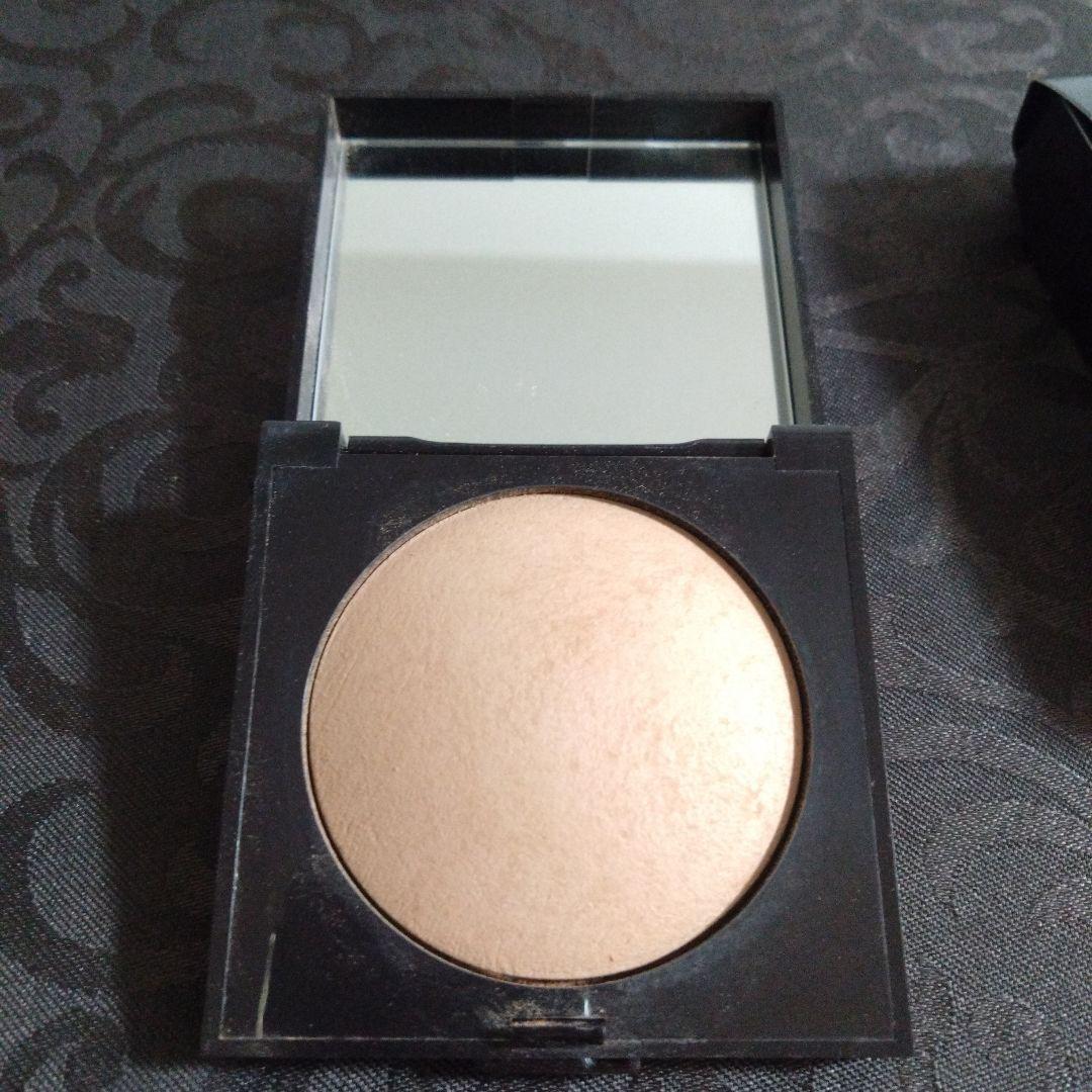 ローラメルシエ　マットラディアンスベイクドパウダーハイライト01