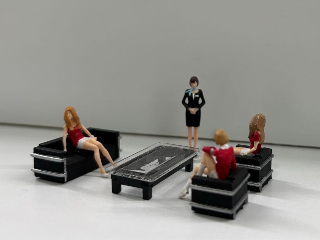 1/64 フィギュア4体 コルビジェテーブル1脚&ソファー3脚セット。