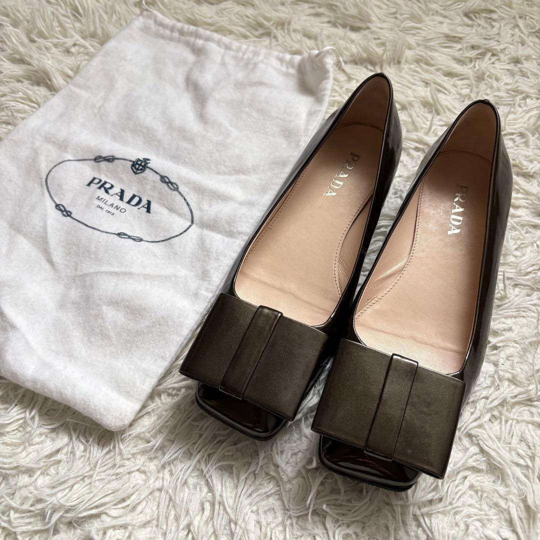 美品　PRADA リボンパンプス　パテントレザー　ダークカーキ　22.5cm