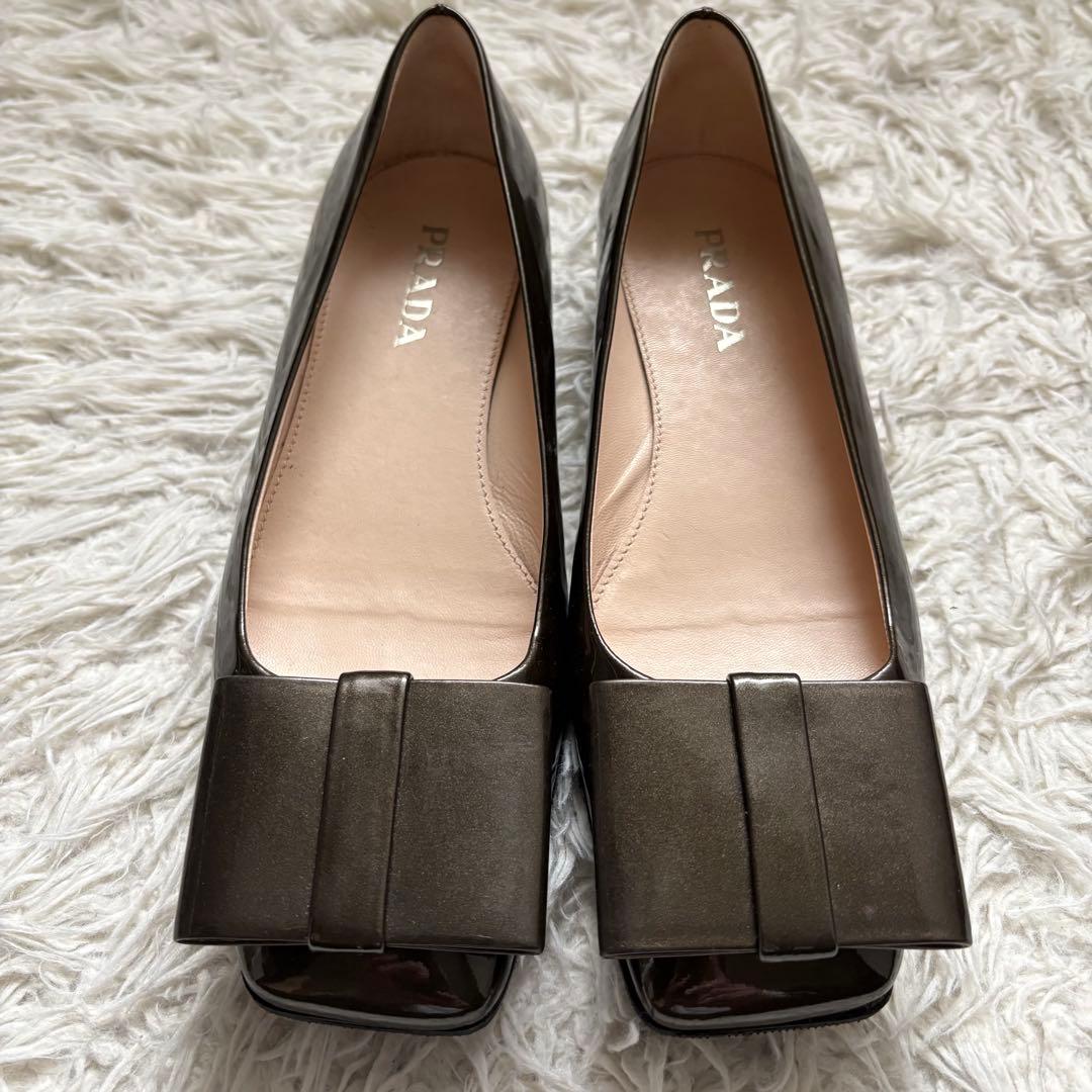 美品　PRADA リボンパンプス　パテントレザー　ダークカーキ　22.5cm