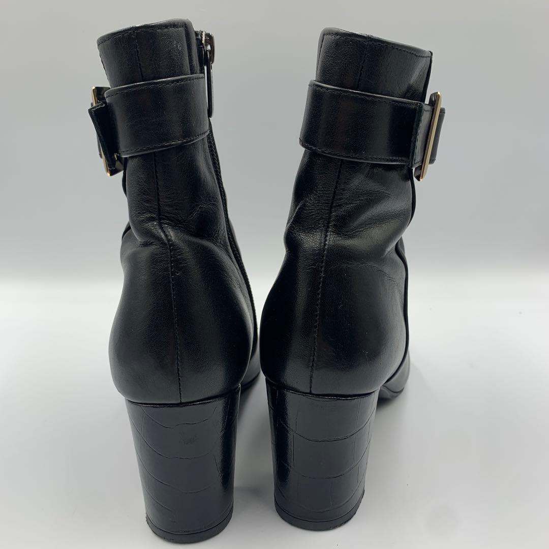 【撥水 　23年】ヒミコ　ベルトバックルヒールブーツ　スクエアトゥ　クロコ型押し