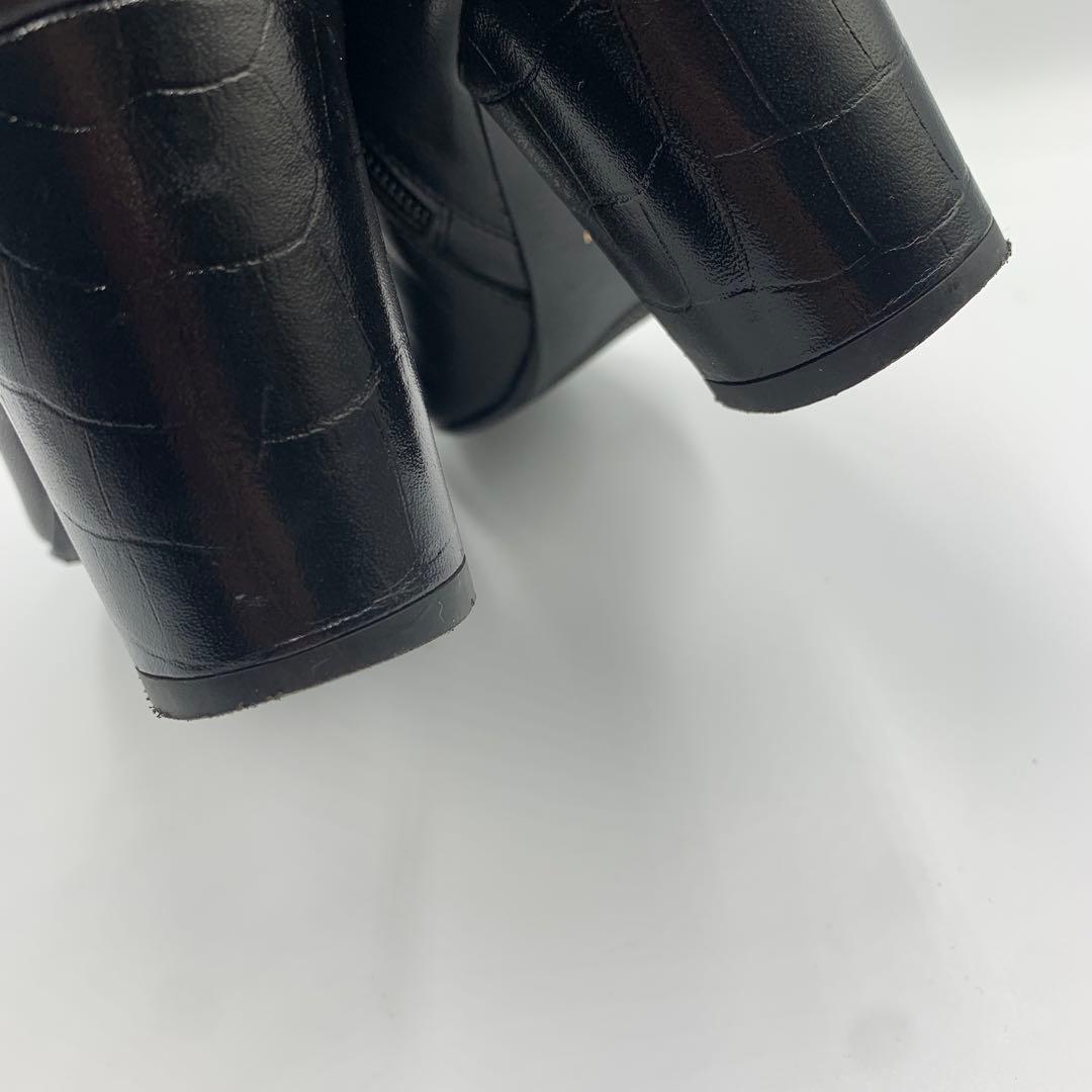 【撥水 　23年】ヒミコ　ベルトバックルヒールブーツ　スクエアトゥ　クロコ型押し