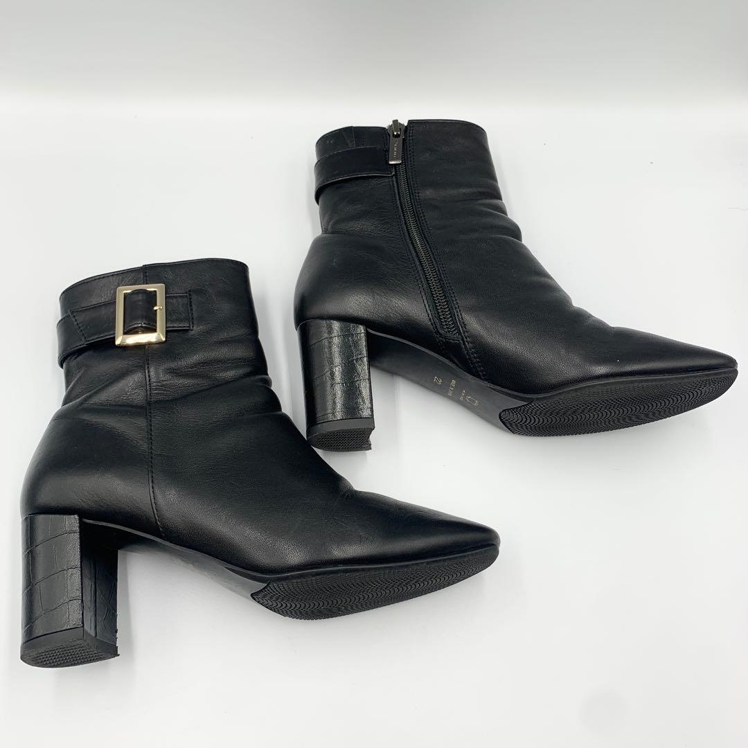 【撥水 　23年】ヒミコ　ベルトバックルヒールブーツ　スクエアトゥ　クロコ型押し