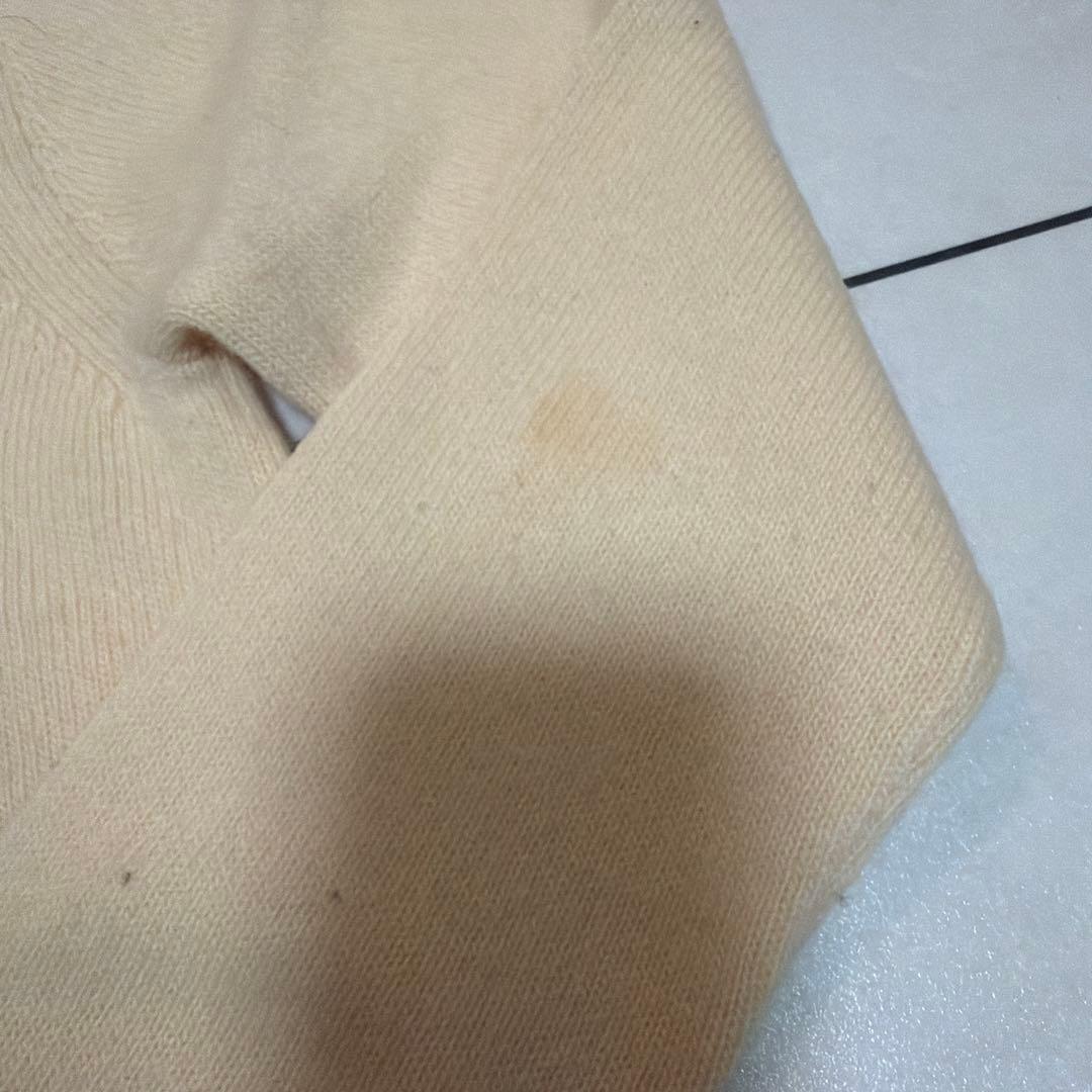 LOUIS VUITTON クリーム色 Vネックセーター