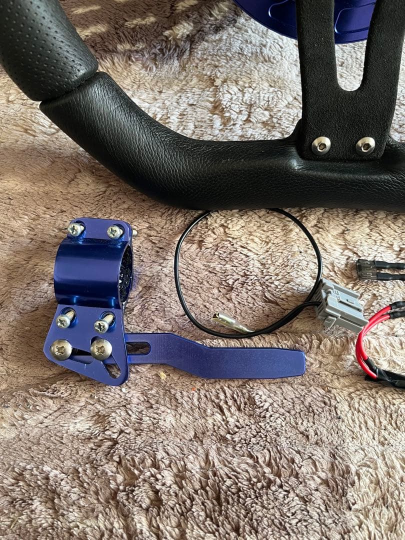 ※最終値下げ　MOMO ステアリングホイール 本体　トレック　美品　z33