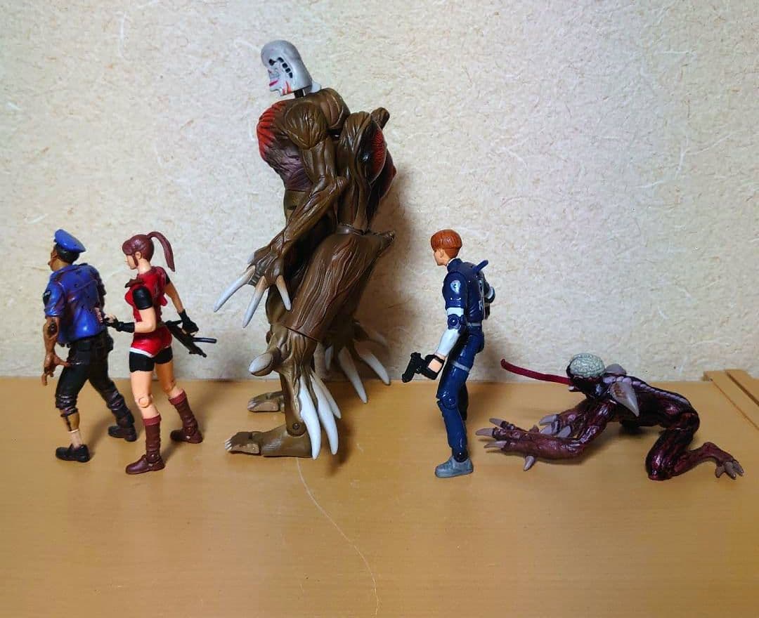 トイビズ バイオハザードウィリアム クレア ゾンビコップ レオン リッカー