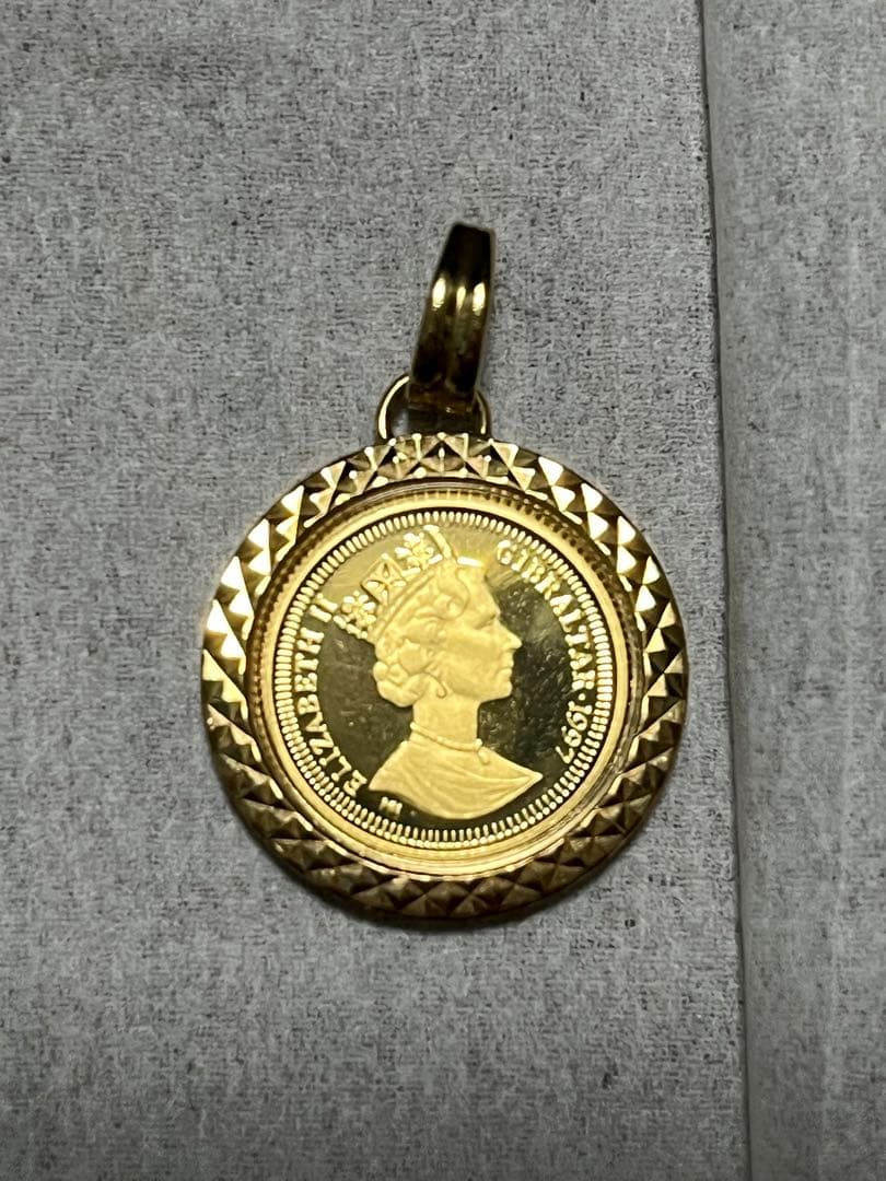 エリザベス女王とピーターラビットのネックレス