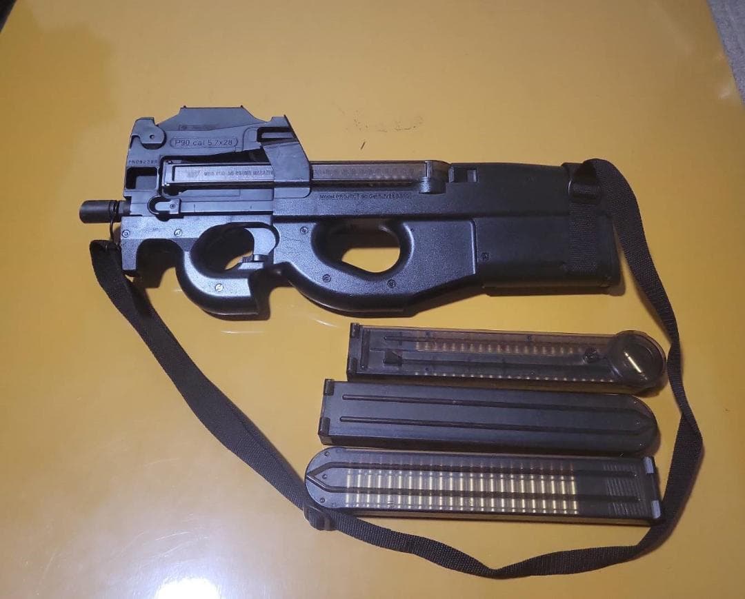 電動ガン　P90ライト付き