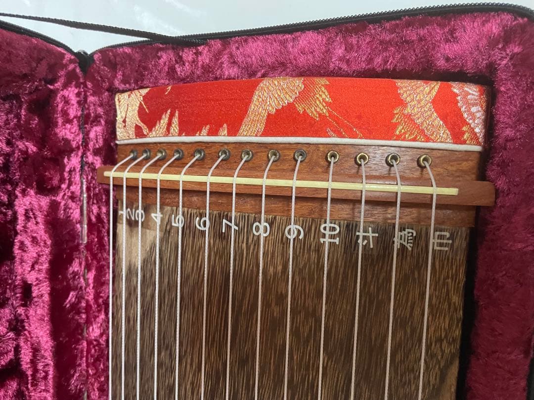 木製琴 13弦 赤い装飾付き
