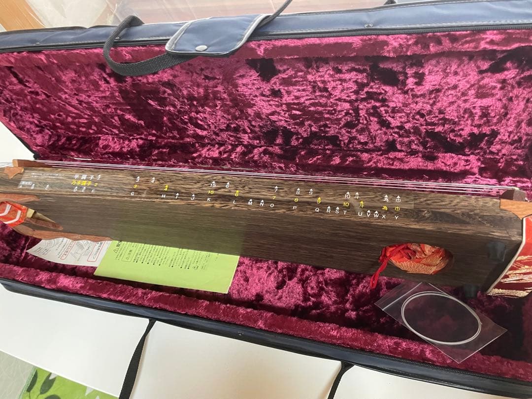 木製琴 13弦 赤い装飾付き