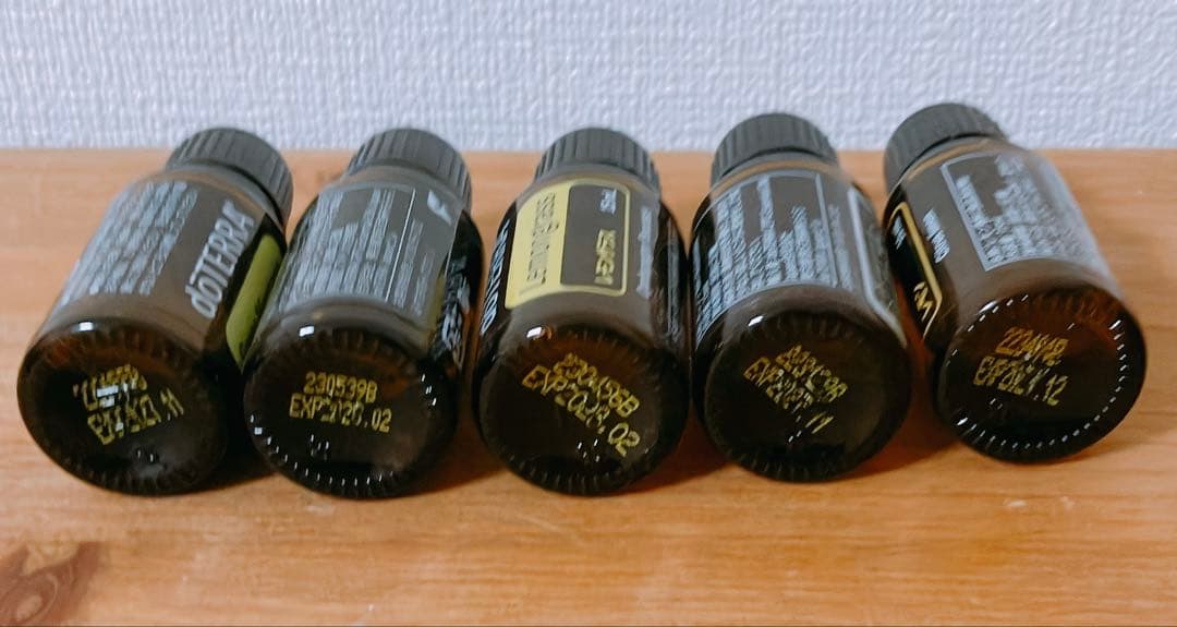 doTERRA エッセンシャルオイル11本＋ロールオン2本・木箱とハンドブック付