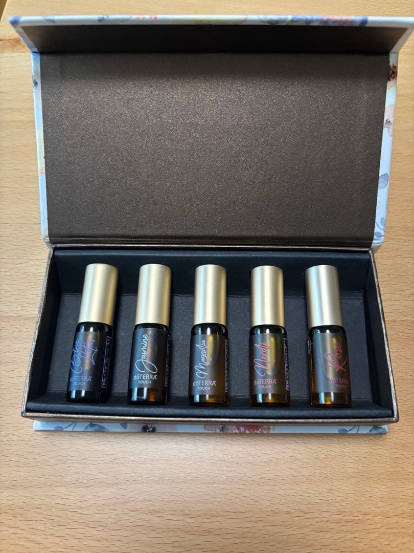 ドテラ　エッセンシャルオイル　プレシャスフローラル　ブック　セット