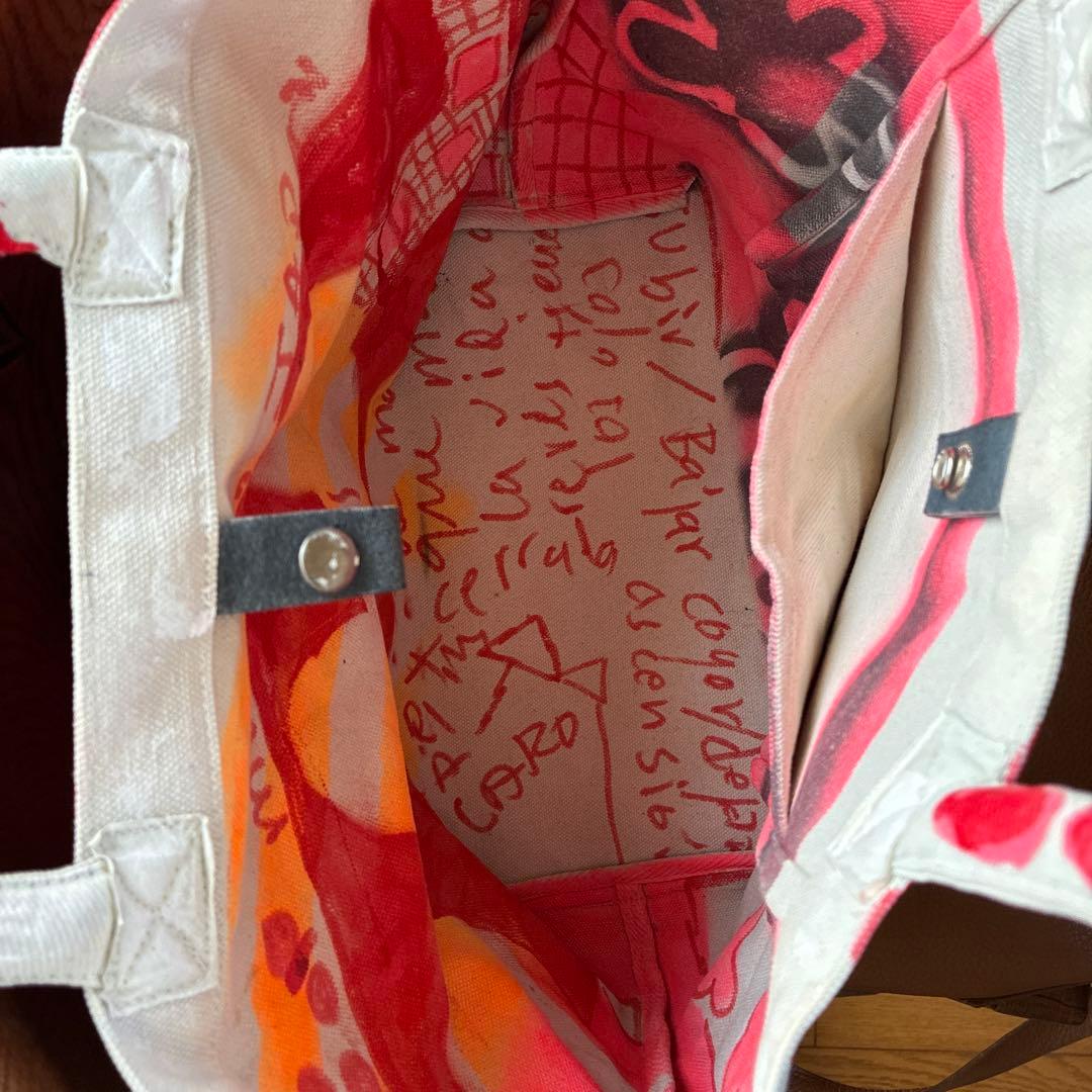 赤と白の抽象トートバッグ（ラファエル・ナバス）