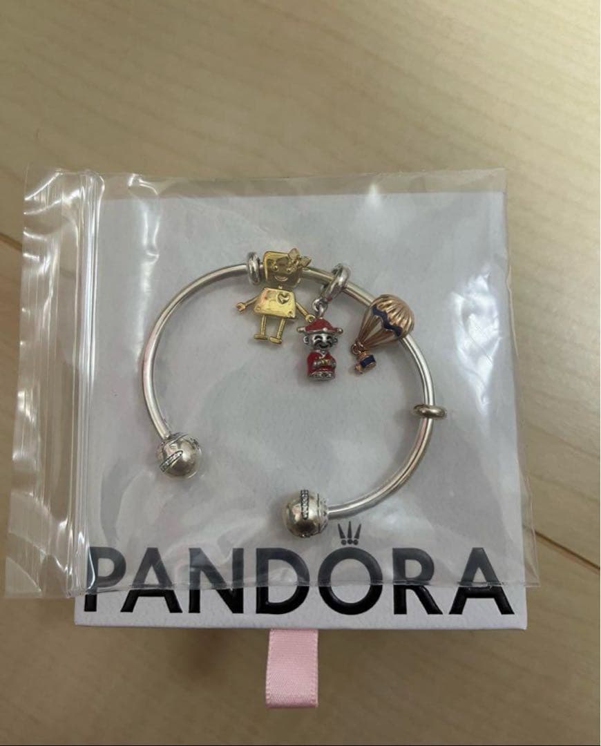 ほぼ未使用　PANDORA シルバーバングル チャーム付き