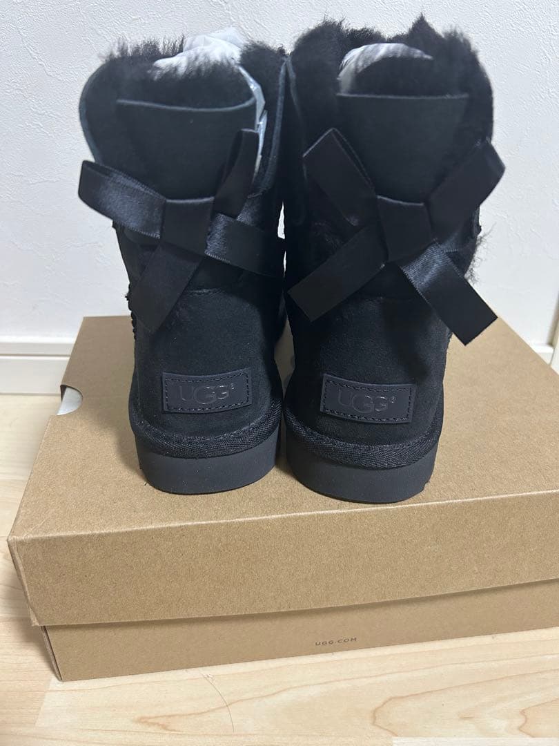 新品　UGG ベイリーボウ2 ブラック　ムートンブーツ リボン付き 24㎝