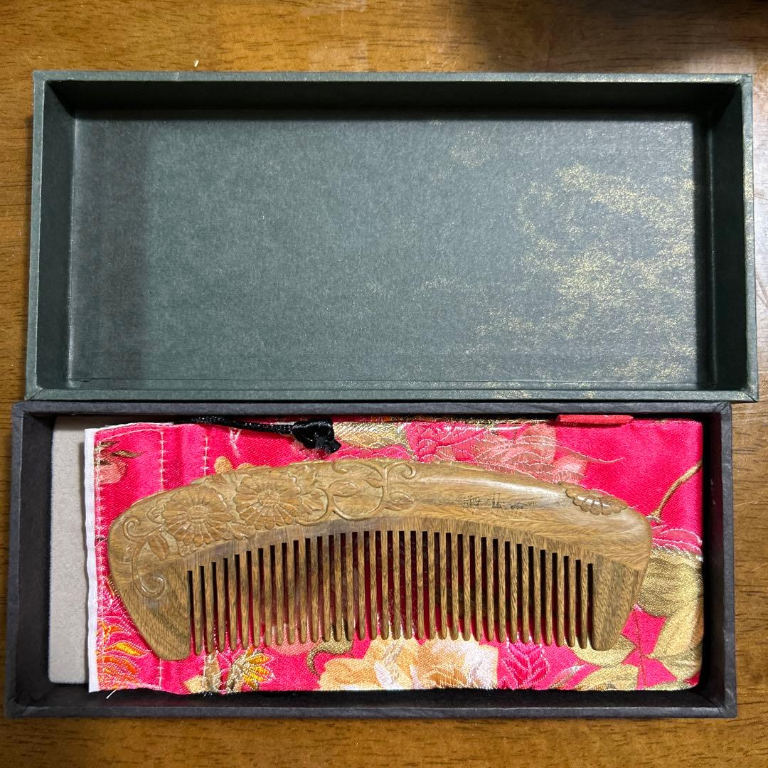 彫刻入りつげ櫛 化粧箱付き