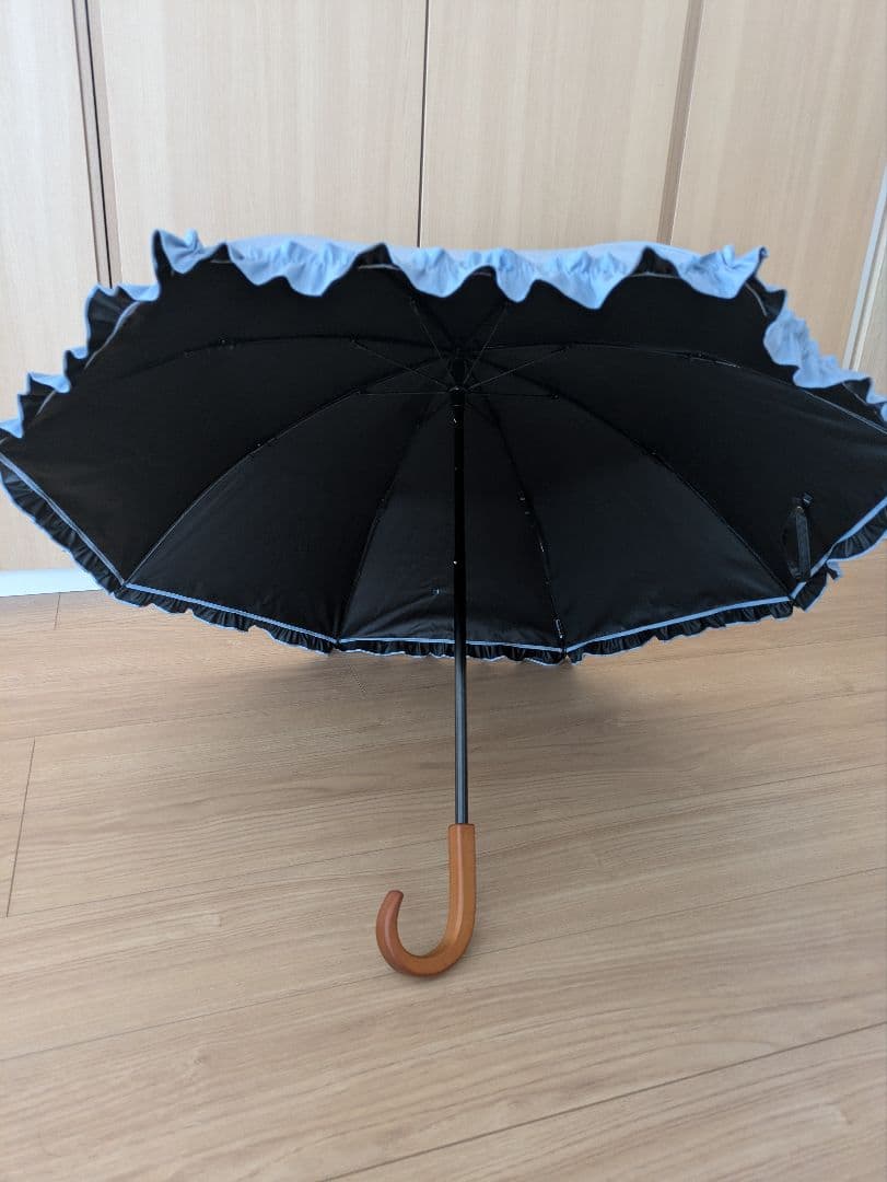 サンバリア100　折りたたみ日傘 ２段折 フリル　フロスト　ブルー　木曲がり手元