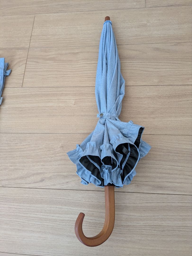 サンバリア100　折りたたみ日傘 ２段折 フリル　フロスト　ブルー　木曲がり手元