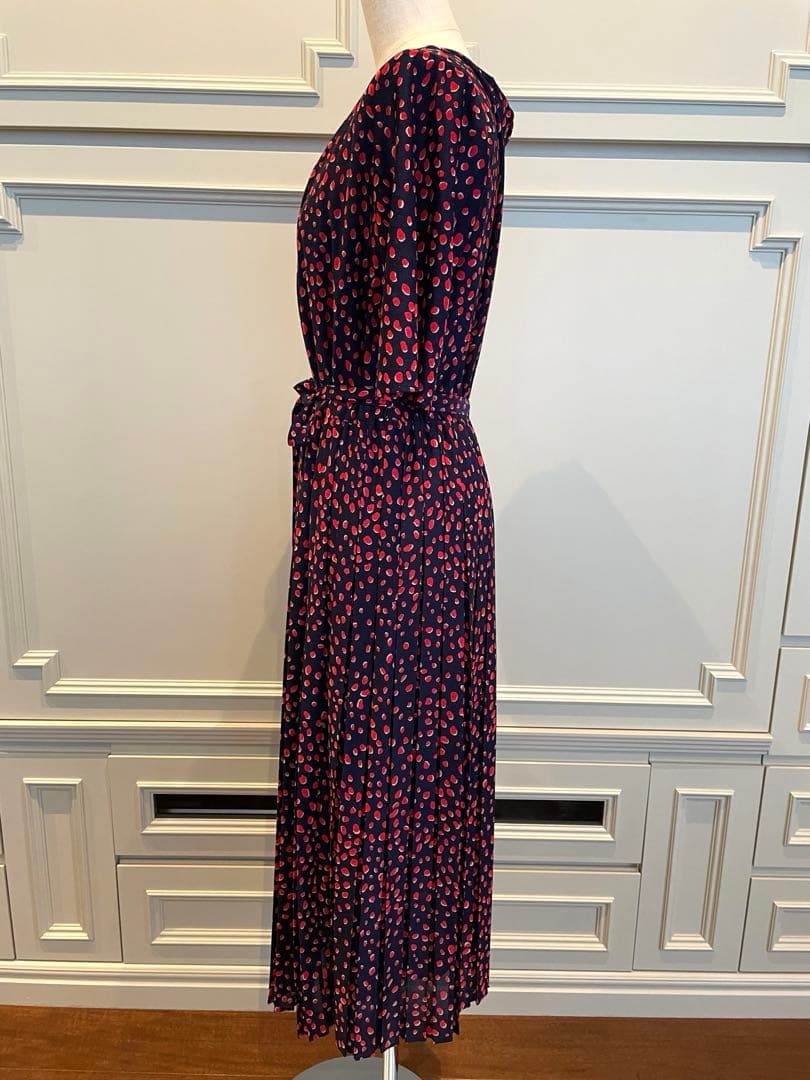 ☆新年SALE 新品未使用　お勧めシビラ半袖ワンピース