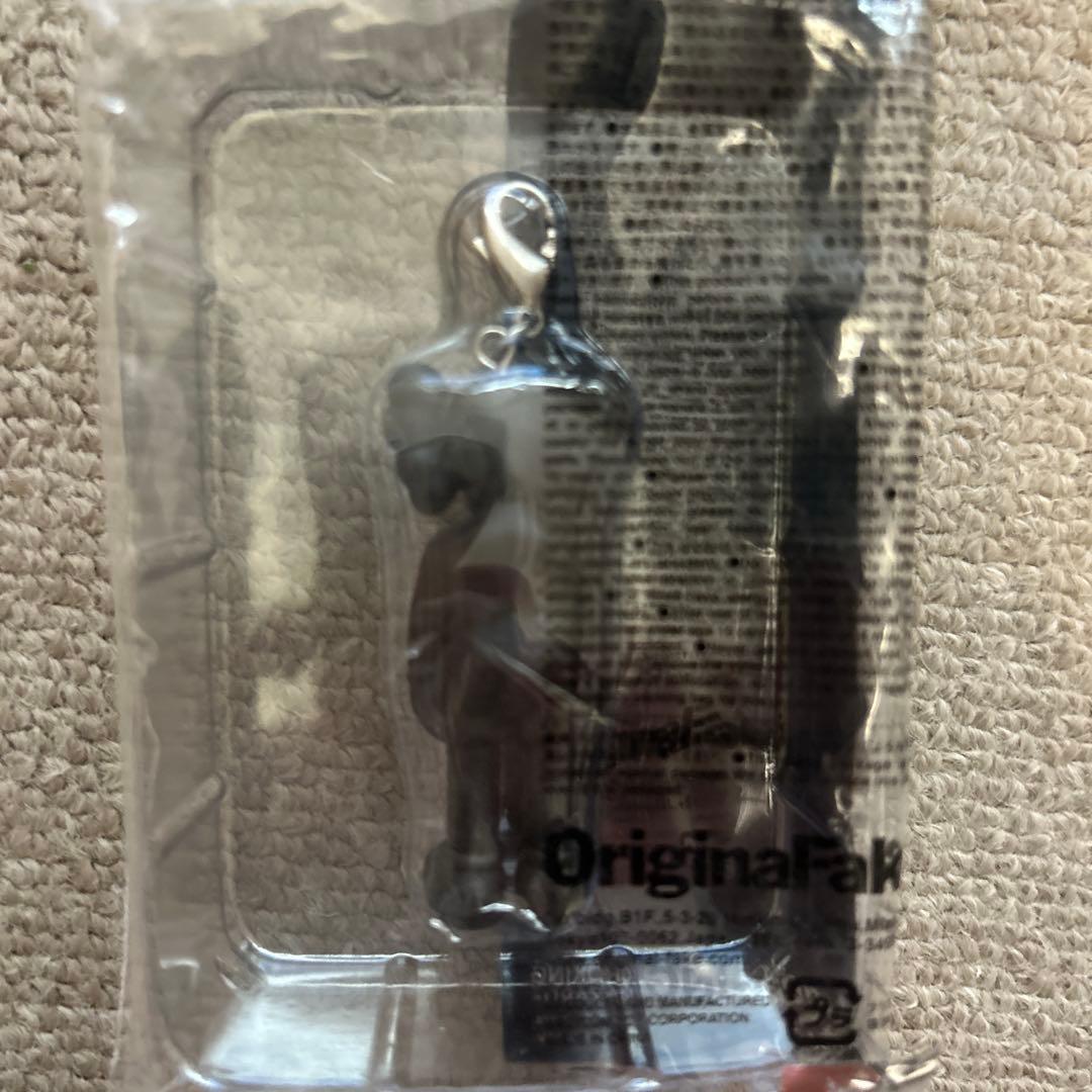 カウズ　キーホルダー　オリジナルフェイク　kaws 2個セット