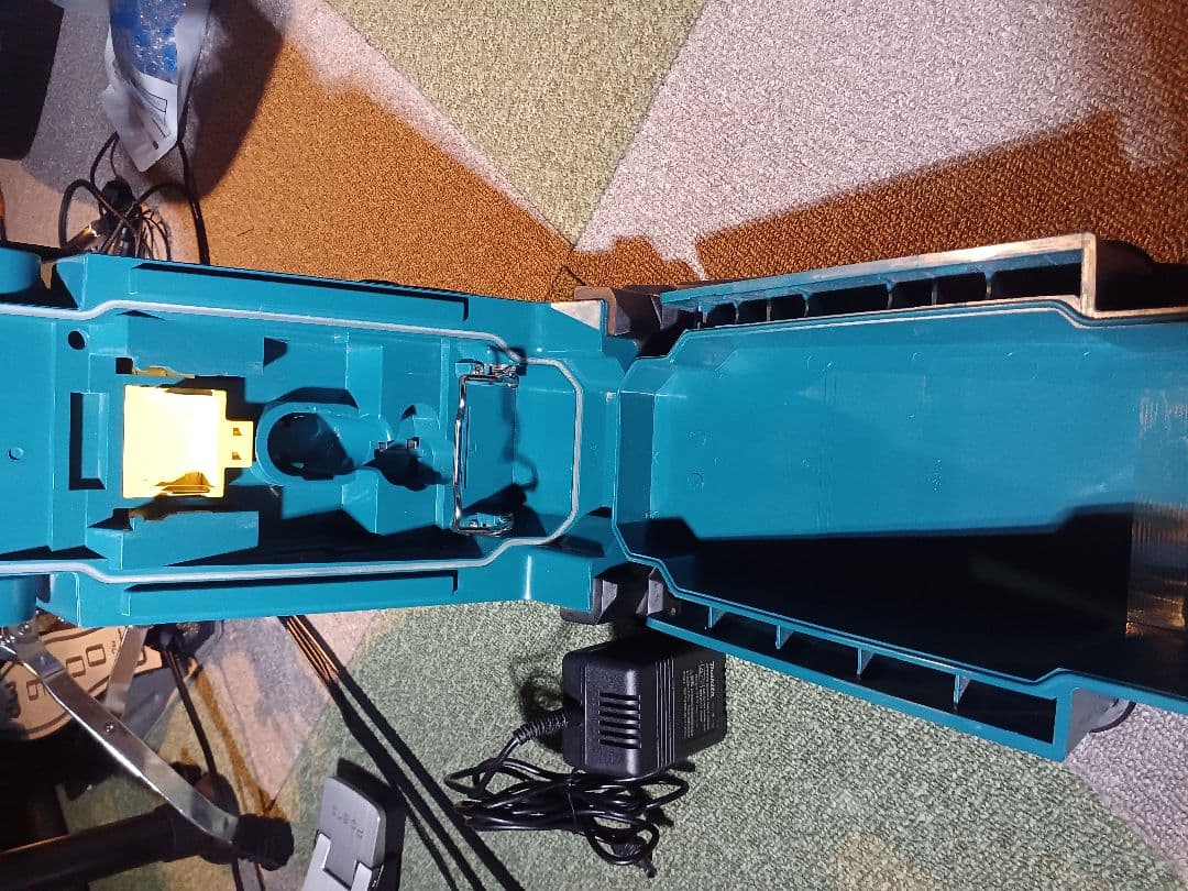 Makita 移動BATTERYラジオ