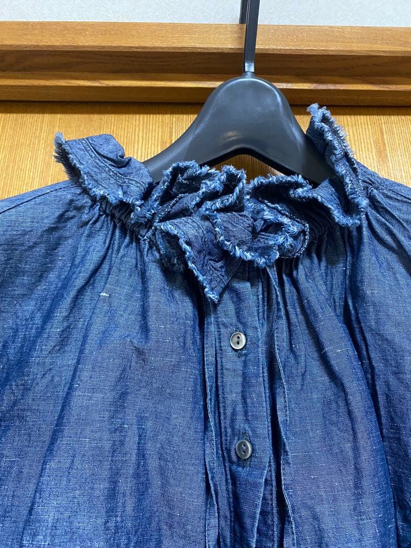 ダークブルー フリル付き長袖シャツ