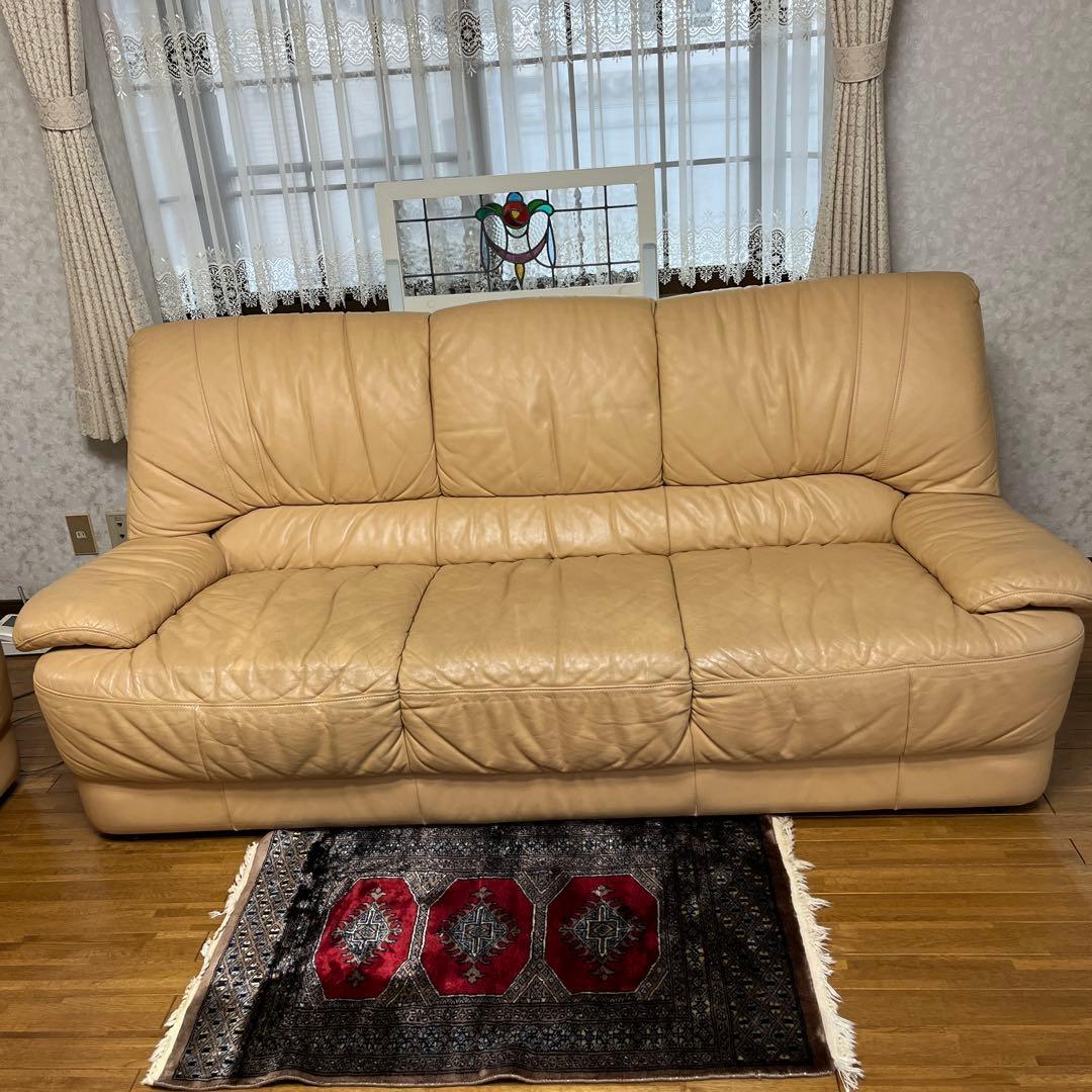 ベージュ レザー 3人掛けソファ　敷物