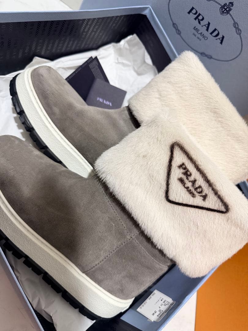 キラリ様 ¨̮⃝ PRADA プラダ ▼三角ロゴ ムートンファーブーツ