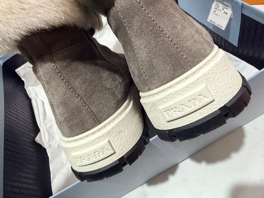 キラリ様 ¨̮⃝ PRADA プラダ ▼三角ロゴ ムートンファーブーツ