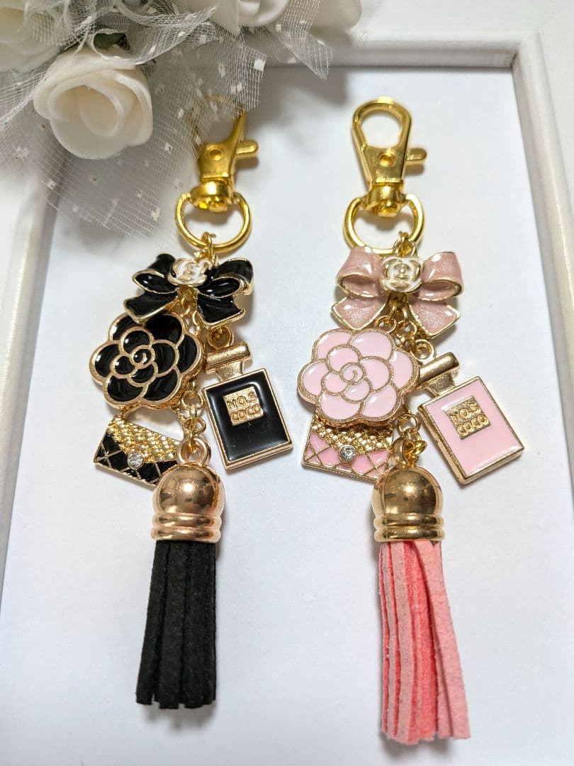 ハンドメイドチャーム　バッグチャーム　カメリア　ミニバッグ　タッセル　黒ピンク