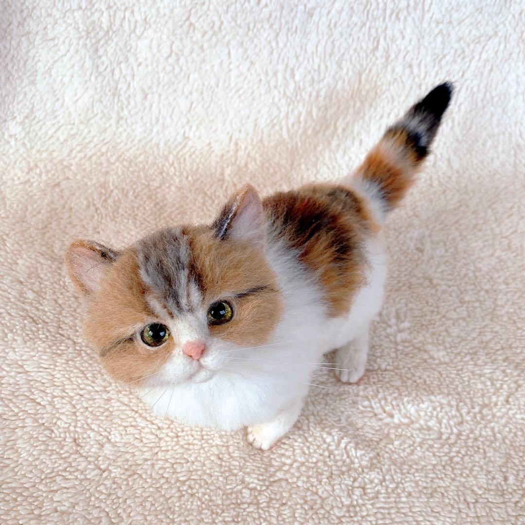 羊毛フェルト猫　全身　リアル可愛い三毛のマンチカン