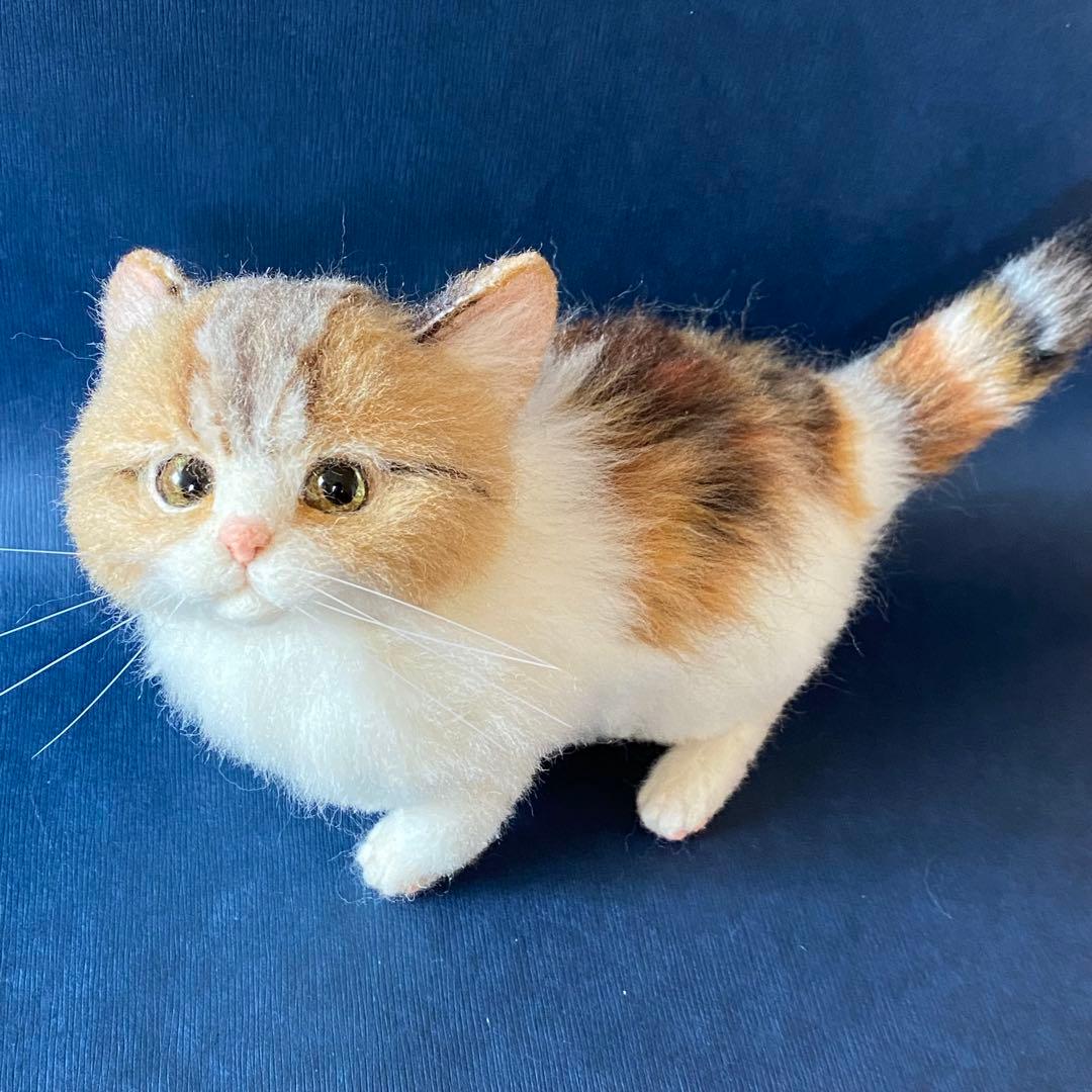 羊毛フェルト猫　全身　リアル可愛い三毛のマンチカン