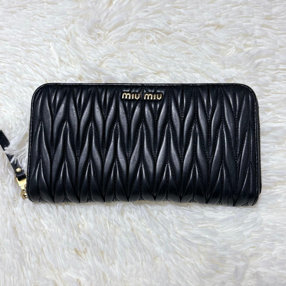 miumiu♡マテラッセ ブラック 長財布 ラウンドファスナー ゴールドロゴ 黒