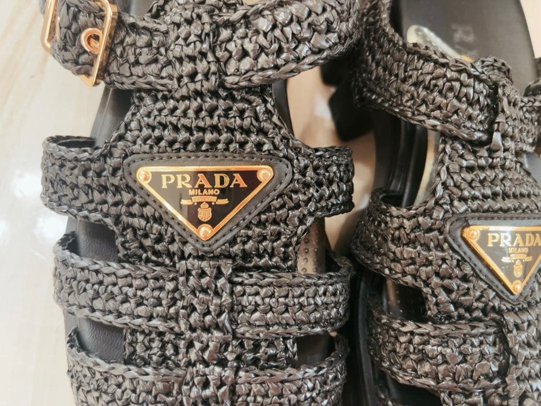 PRADA ブラック ストラップサンダル