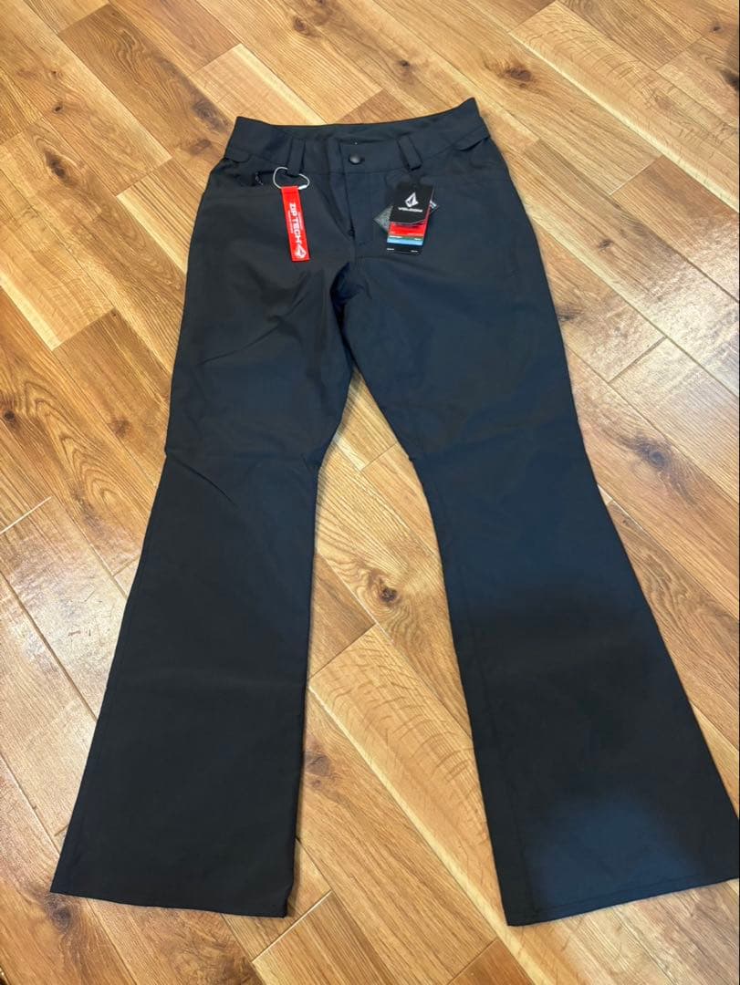 【新古品/アウトレット】 VOLCOM 女性用 ブラック フレアパンツ M/M