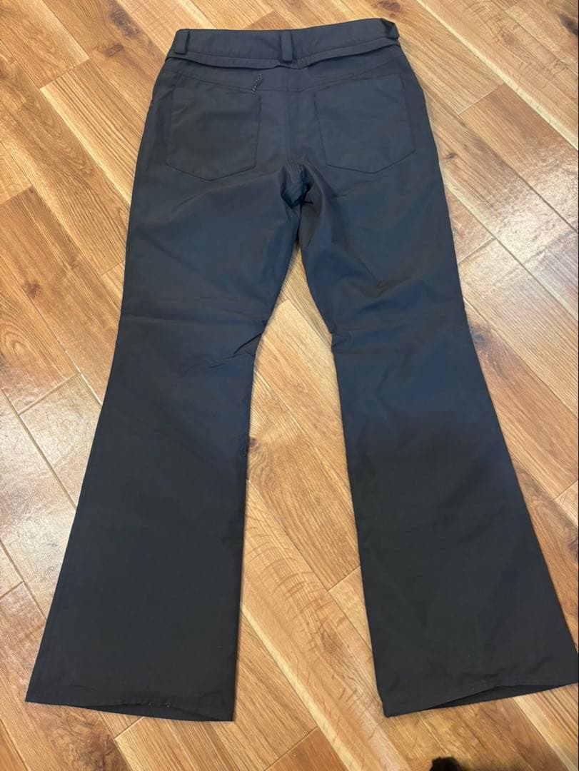 【新古品/アウトレット】 VOLCOM 女性用 ブラック フレアパンツ M/M