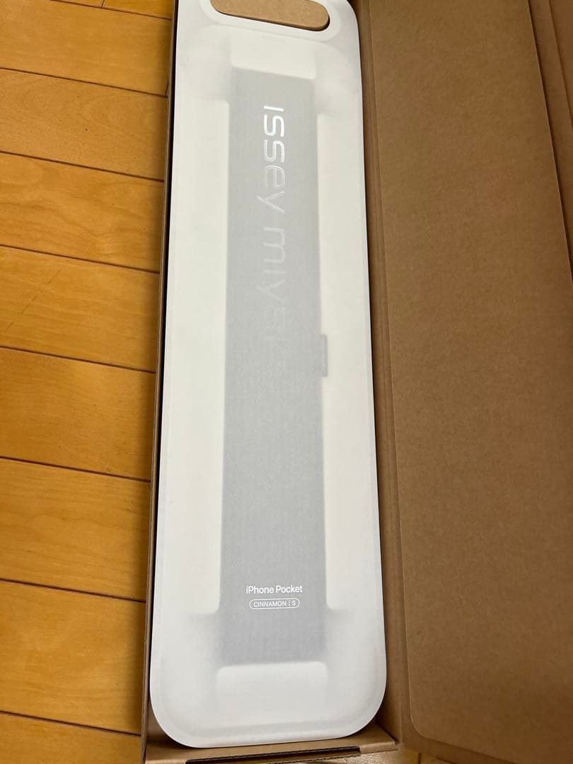 iPhone Pocket by ISSEY MIYAKE ショート シナモン