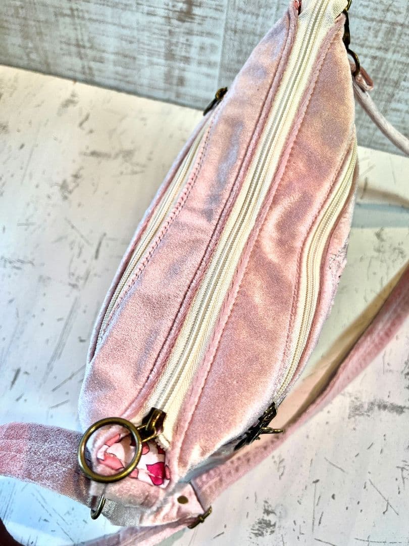 ロラライハリス♡ピンクベロア♡刺繍のふんわり軽量ショルダーバッグ