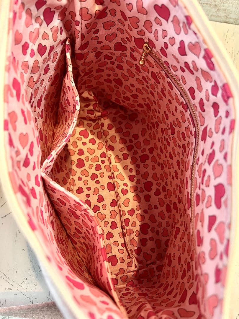 ロラライハリス♡ピンクベロア♡刺繍のふんわり軽量ショルダーバッグ