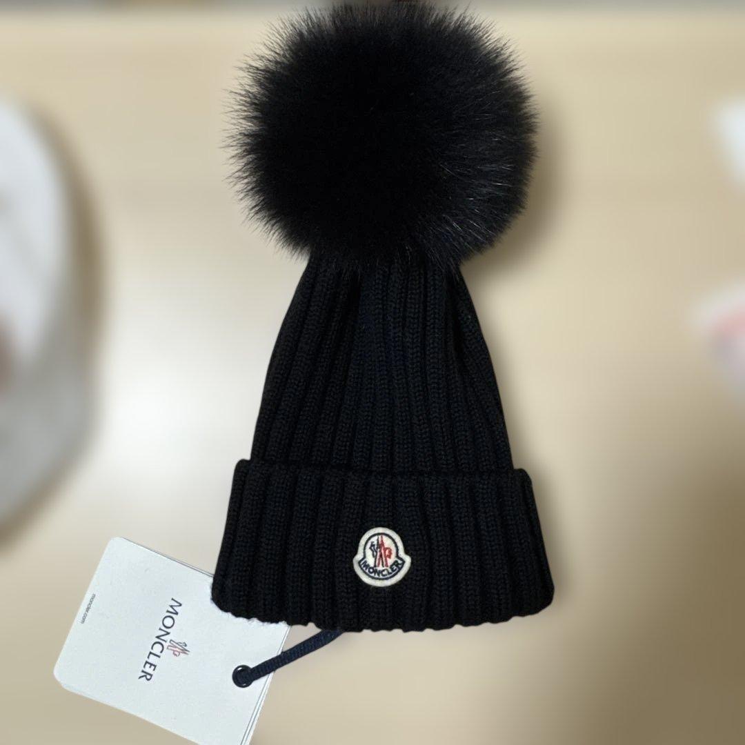 MONCLER ブラックファー付きニット帽