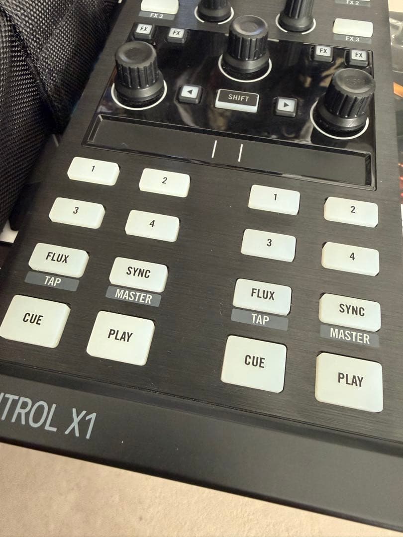 TRAKTOR KONTROL X1 mk2（専用ケース付き） ①