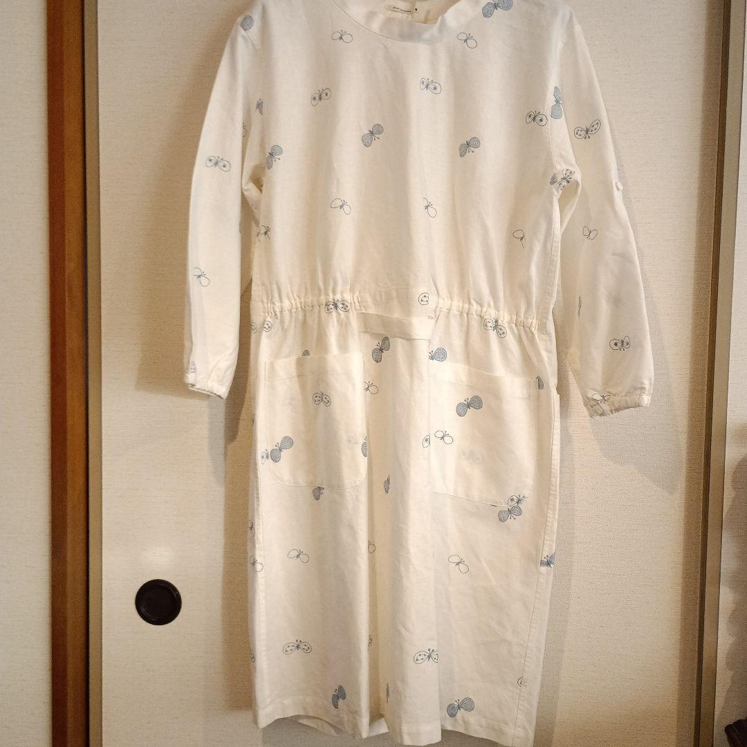 蝶の刺繍入り白い長袖エプロン