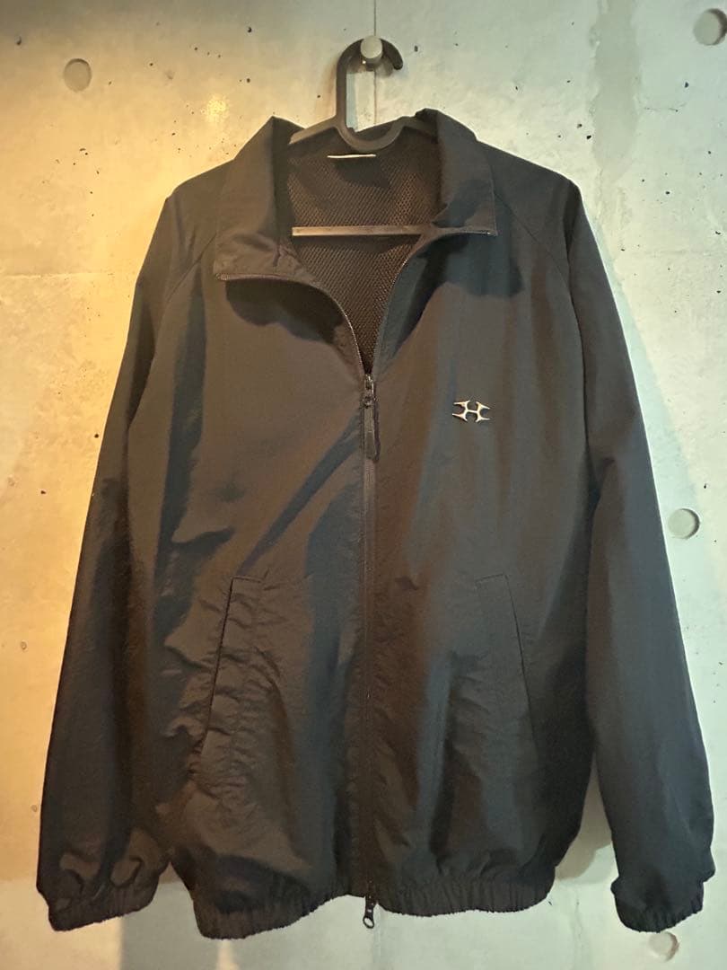 ジャケット・アウター HELIX LOGO CHARM NYLON JACKET BLACK