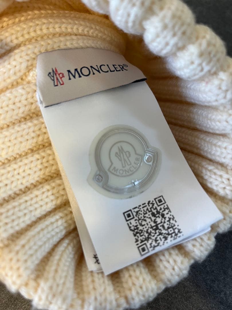 MONCLER ポンポン付きニット帽 アイボリー