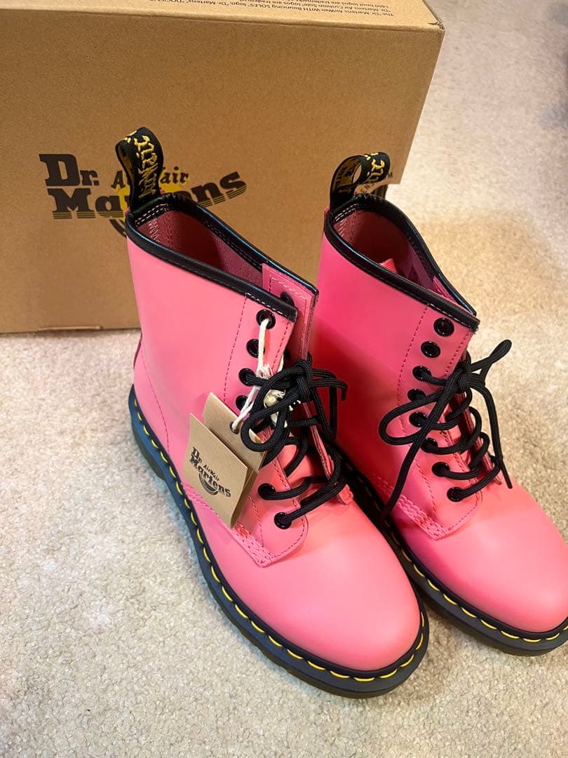 【新品未使用】Dr.Martens ピンク 8ホールブーツ