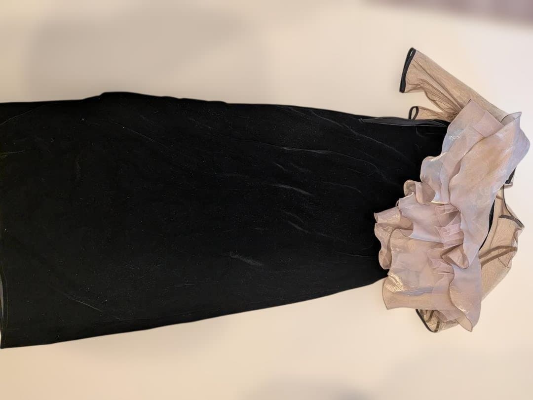 エレガントなフリル付きロングドレス