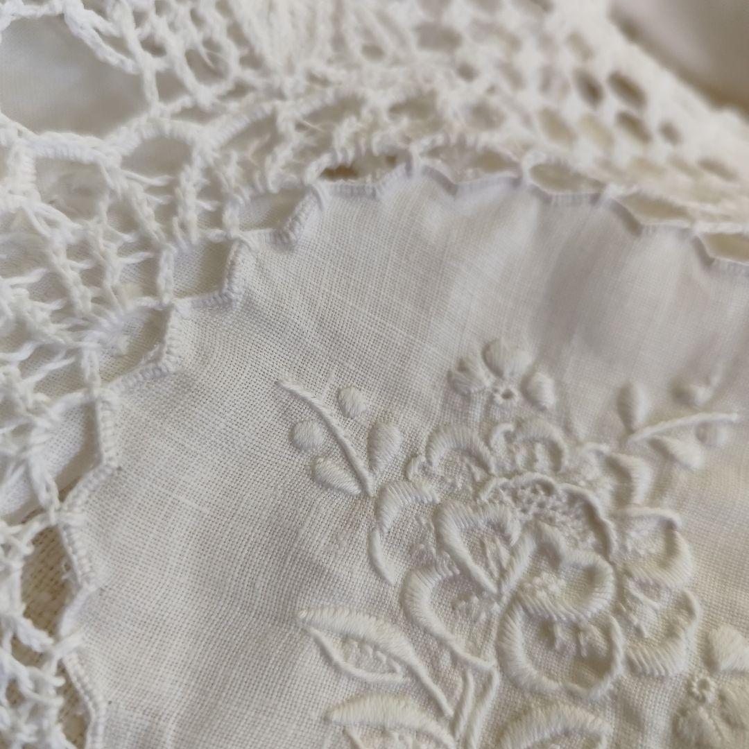 白糸手刺繍　リネンの円形パネル　花刺繍　手編みレース　マルチカバー
